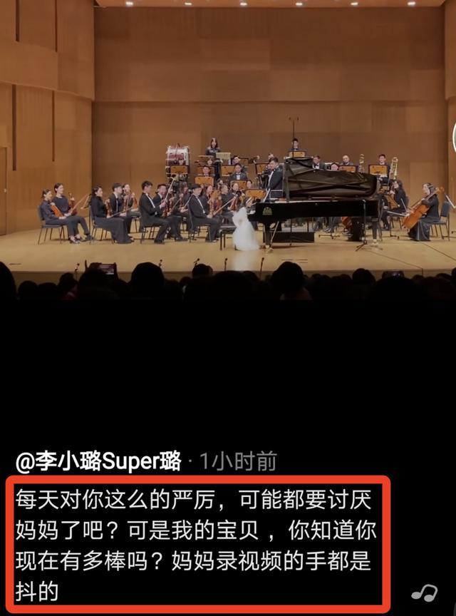 甜馨鋼琴獨奏《冰雪奇緣》，穿藍色紗裙氣質佳，笑容甜美颱風穩健