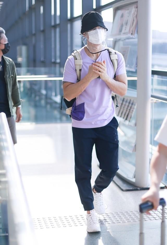 吴尊不愧是健身房CEO，T恤都要被肌肉撑开，这身材真的绝了