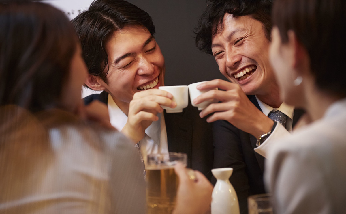 饭局上领导让大家敞开喝，一员工听话照做，酒