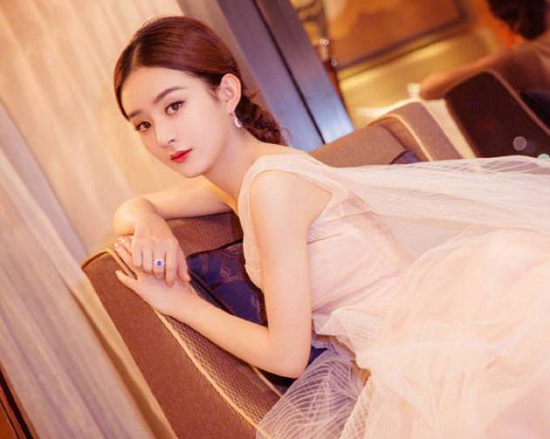 赵丽颖和冯绍峰真实感情：看看赵丽颖下车的时