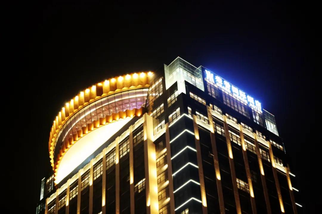 世界最大的云端旋转餐厅荣誉云海旋转餐厅在福建石狮正式营业