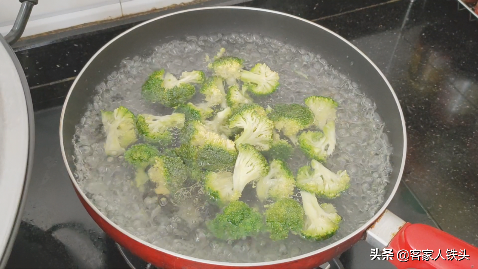 用6個缽子6片葉做孩子愛吃的飯，一開蓋撲鼻香，吃完還想吃一碗