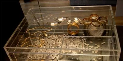 农民翻修房子，意外发现1500年前金库，宝藏归属