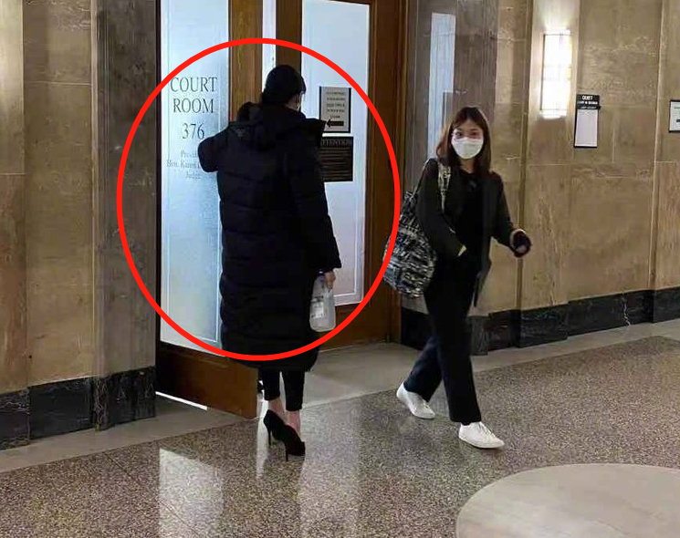 郑爽终于出席庭审，黑衣黑裤一脸严肃，我却关