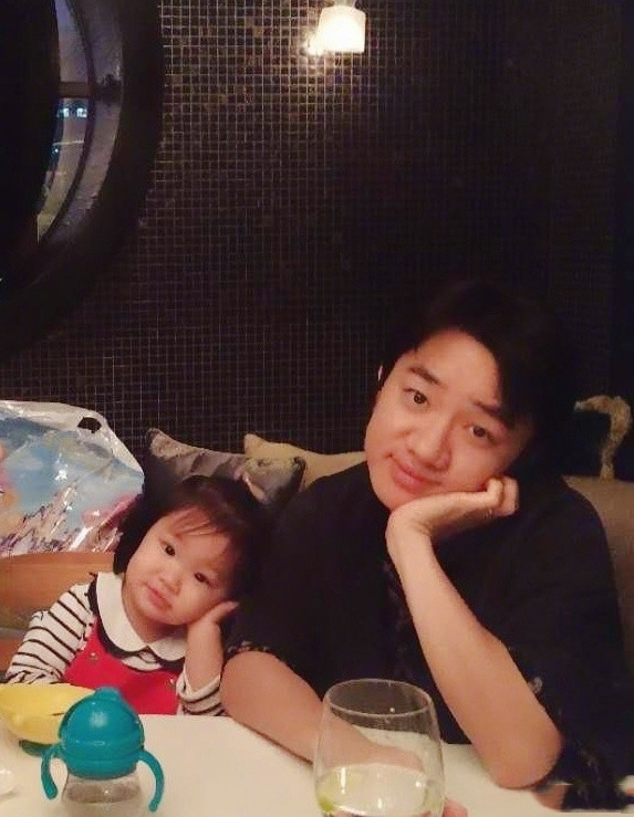 李亞男挺孕肚陪女兒上課，天韻露童真笑容，完全小王祖藍既視感