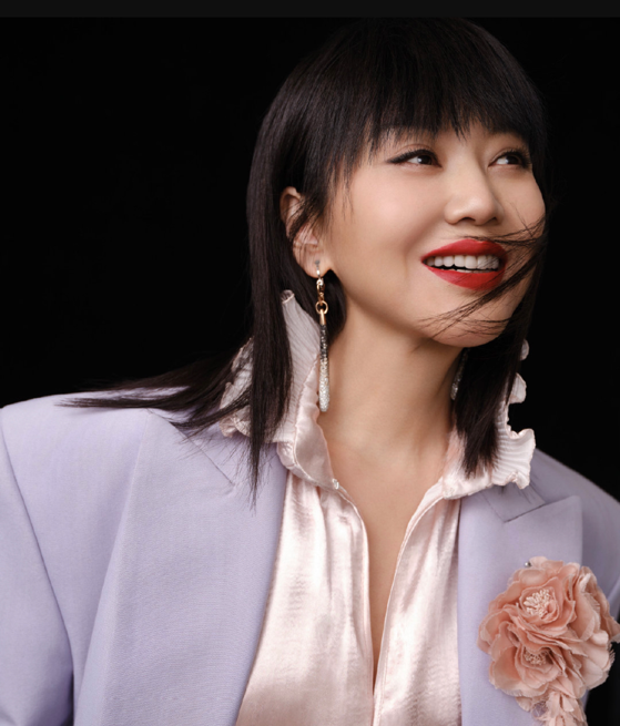 49岁闫妮曝写真，面部松弛法令纹明显，狗啃刘海