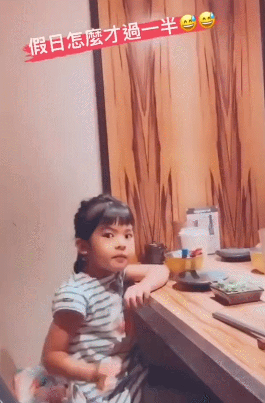 修傑楷曬仨女兒假日日常，咘咘假笑拍照，波妞變小調皮吃成表情包