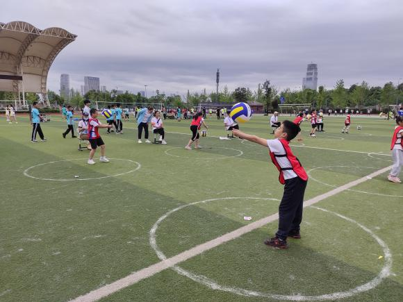 「天府新区华阳中学附属小学•体育」与球共舞，垫起时代新未来