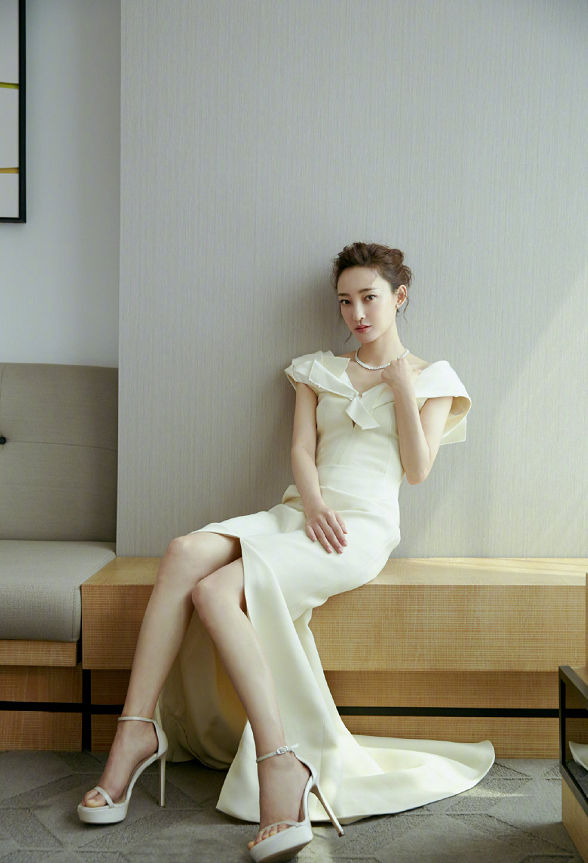 王丽坤真有一套，休闲装的都能“二八分”，但