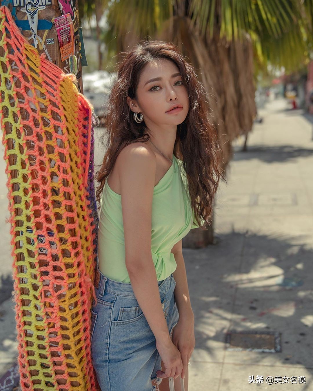 露肩上衣牛仔短褲，淑女又甜美！