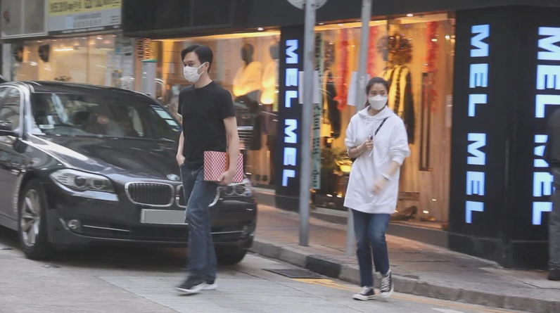 袁詠儀夫婦外出置辦年貨，老婆紮馬尾顯清純，張智霖插兜凹造型