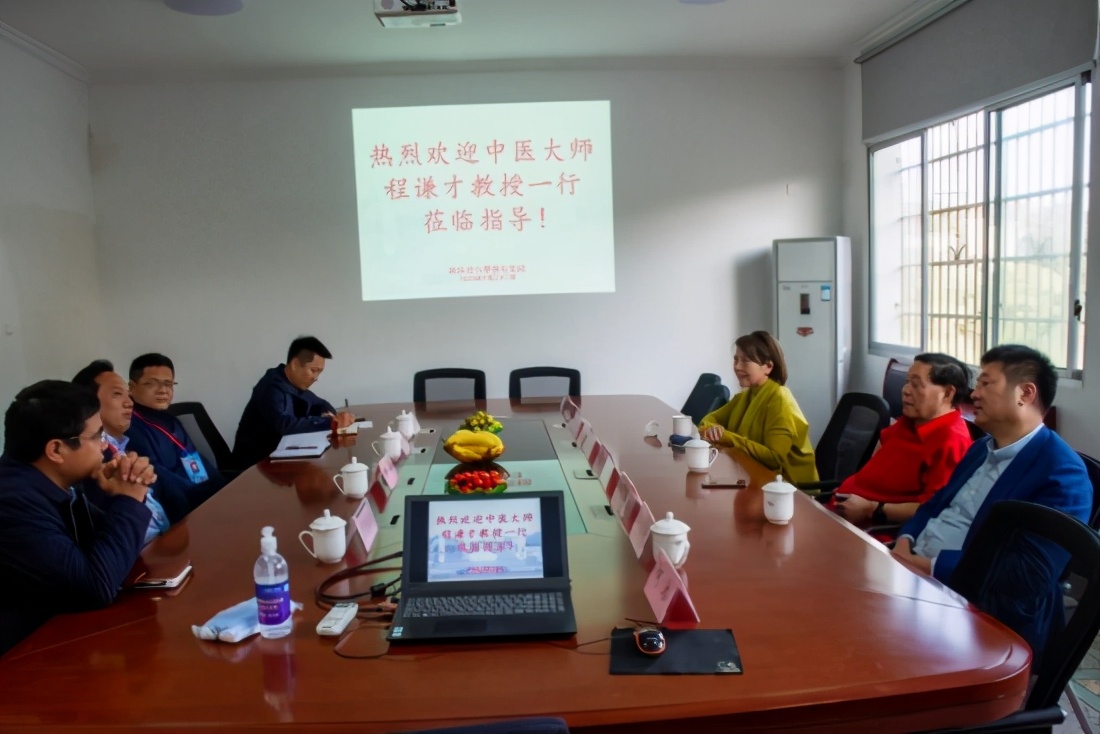 著名抗衰老专家程谦才一行莅临湖南医药中专指导讲学