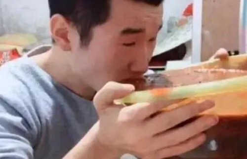 网红吃播，假到什么程度？辣酱是果汁，龙虾是