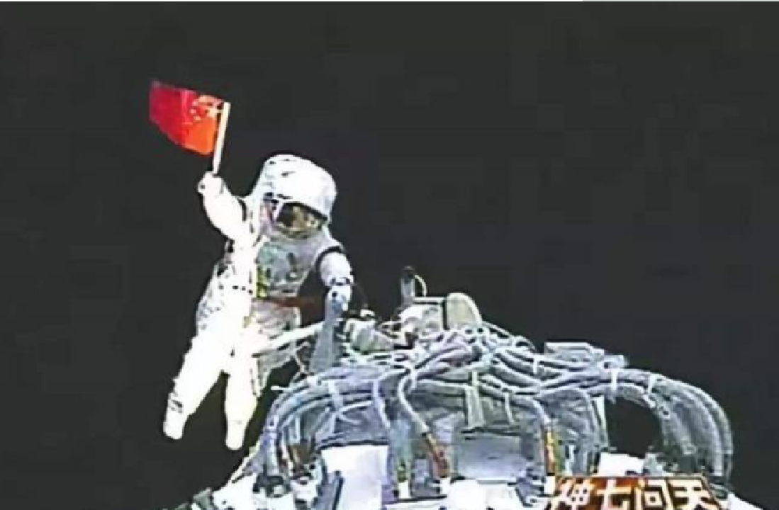 杨利伟在太空中听到“敲门声”，这神秘诡异的声音，究竟是什么？