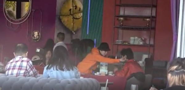 杜德伟携小24岁娇妻出游，大方搂腰气氛甜蜜，59岁仍唱情人？