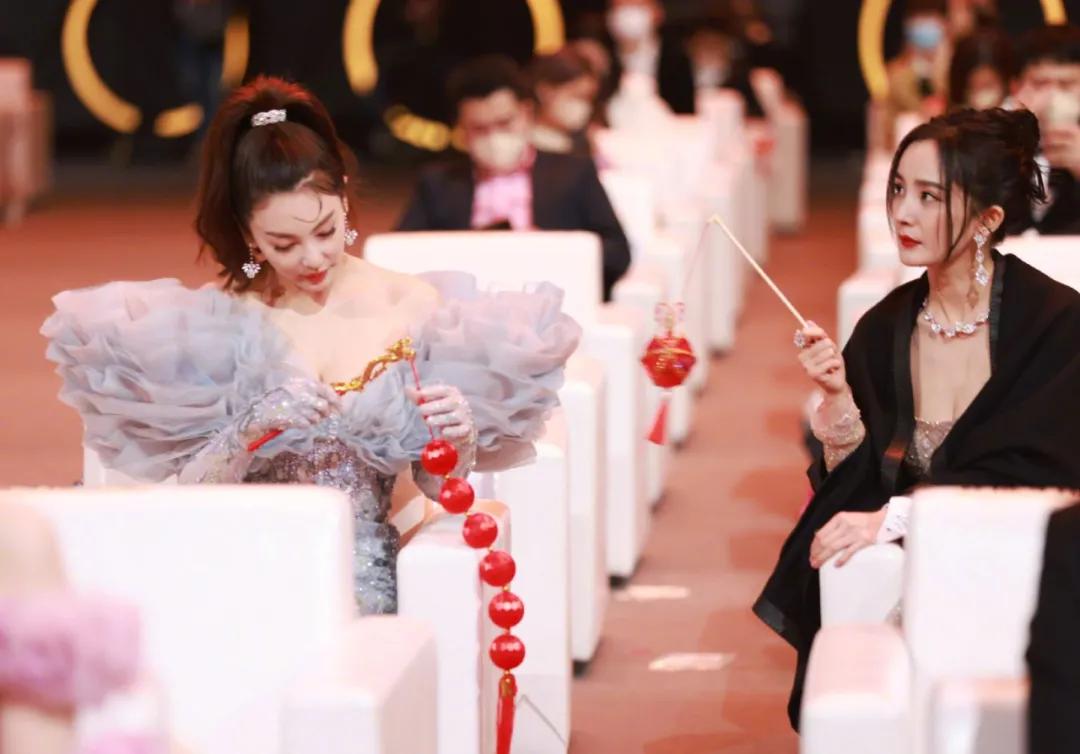 女星为走红毯好看有多拼？张萌直接勒骨折，金