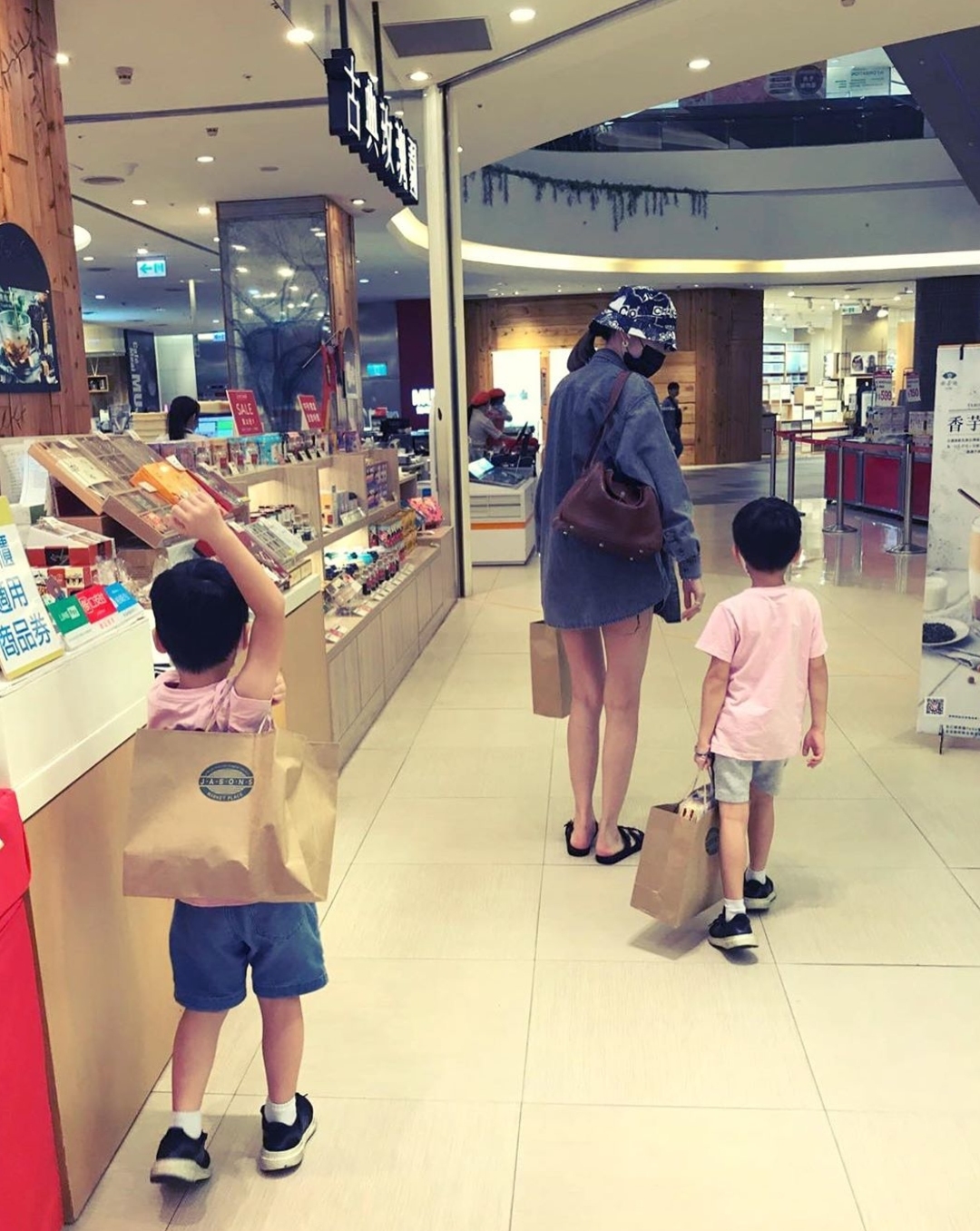 陈若仪带双胞胎儿子逛超市，双子星自己推车，帮妈妈提袋子超懂事