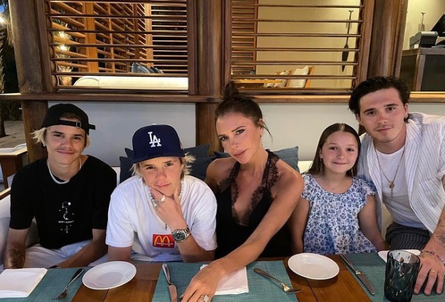 貝克漢姆曬愛妻與孩子們合影送祝福，小七奶萌笑容超可愛