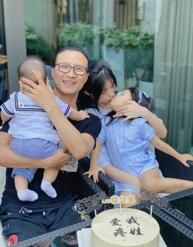 汪峰攜女兒素顏出鏡，醒醒看媽媽拍戲心疼哭，繼女囑咐媽媽多休息