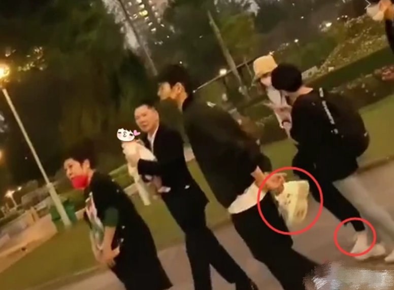 向佐一家三口逛海洋館！郭碧婷背影厚實(shí)疑發(fā)福，半歲女兒手胖嘟嘟