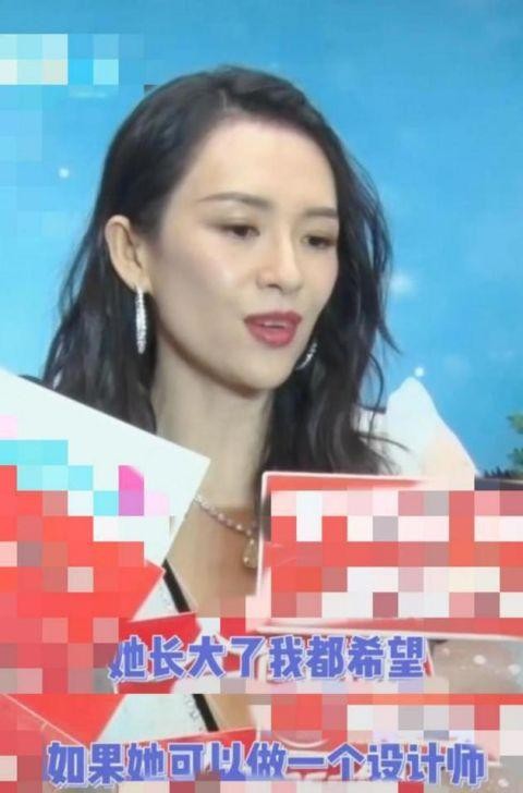 章子怡一家海邊過年，手上一顆大祖母綠，汪峰手放女兒不合適位置