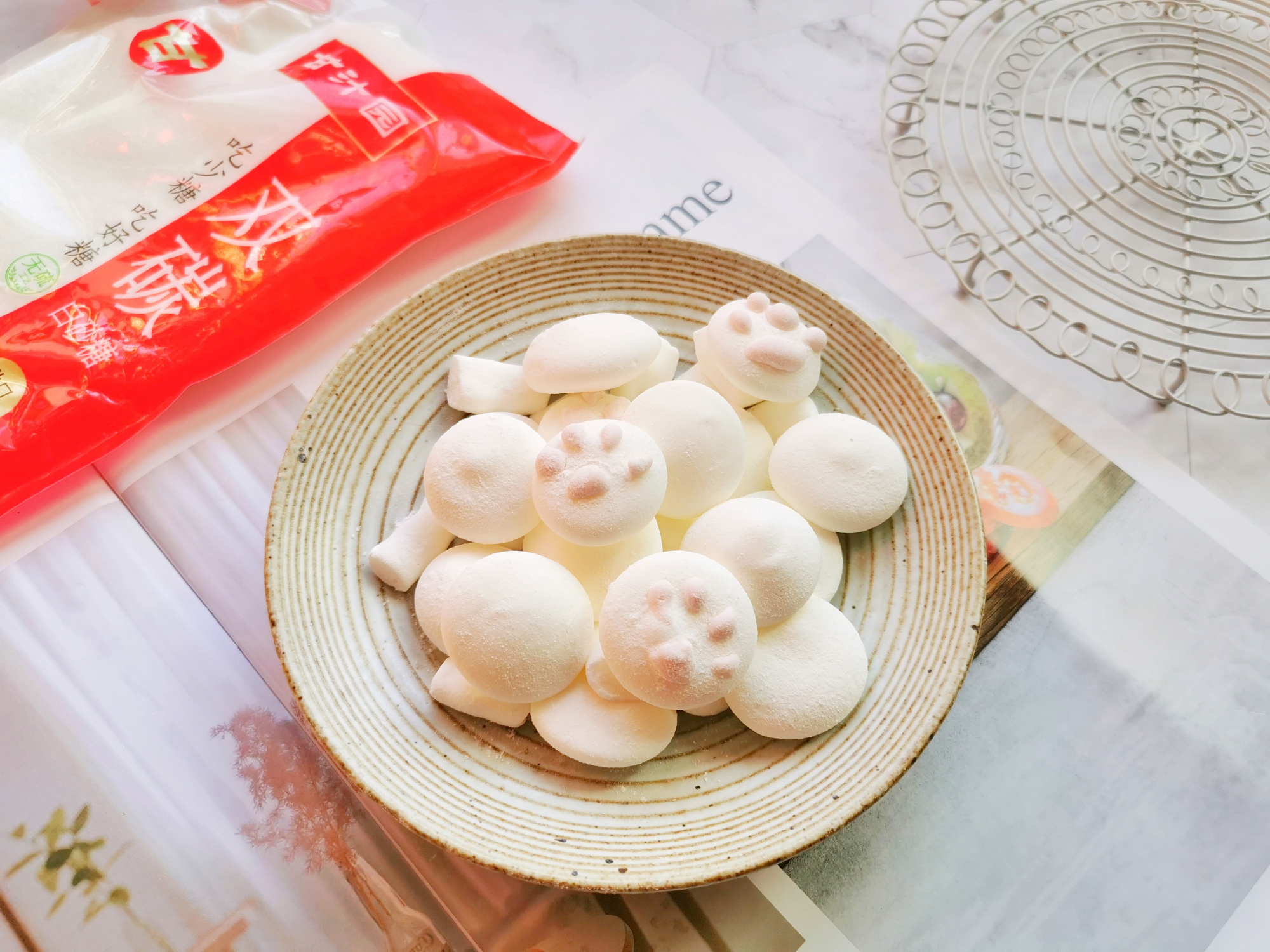 棉花糖也可以在家做，一個雞蛋做一盤，沒有添加劑，孩子吃得放心