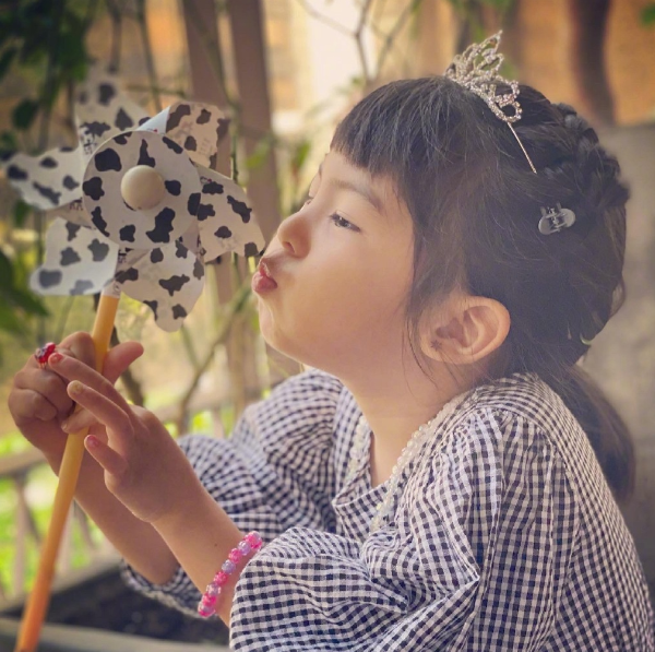 有種“潛力股”叫賈靜雯女兒，波妞顏值逆襲，俏皮可愛不輸咘咘