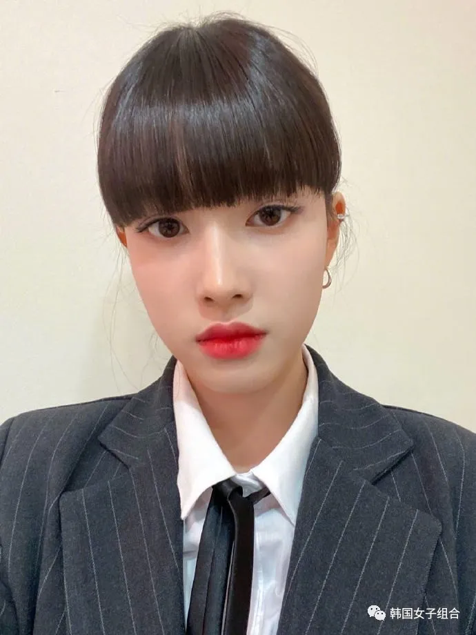自拍像拍证件照一样的这位女团爱豆,偶尔摆起pose来就是精灵