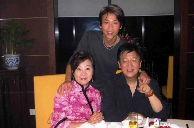 妻子晒全家福为陶喆庆生，夫妻相互表白，走过婚变危机后更恩爱