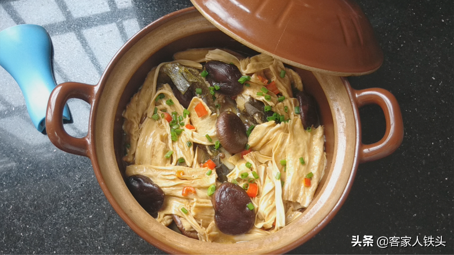 3条鱼一把腐竹，我家吃鱼10顿有5顿这样做，汁香下饭没腥味