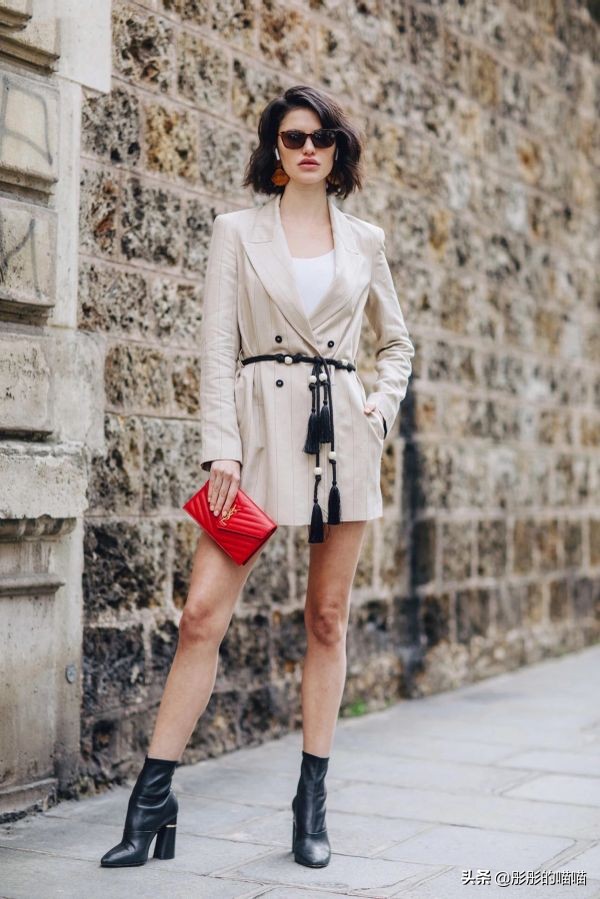 赵雅芝越老越敢穿，全身上下只穿一件西装，看