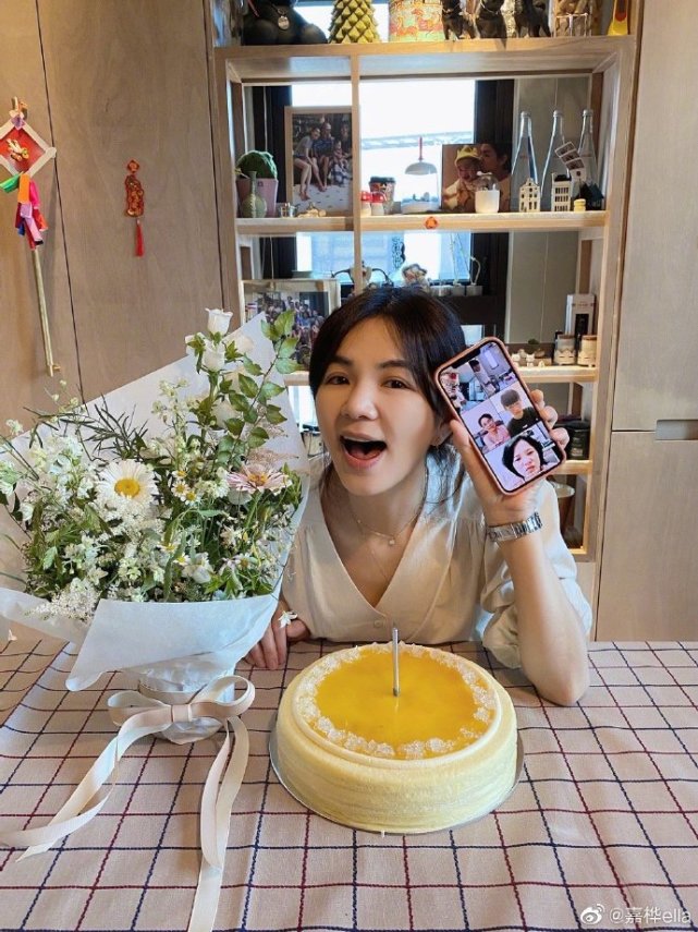 陈嘉桦晒全家福庆40岁生日，与老公儿子摆同款表情，画面超温馨