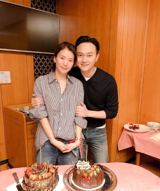 48岁袁咏仪亮相活动，露肩裙配高马尾气质减龄，未修图美得好真实