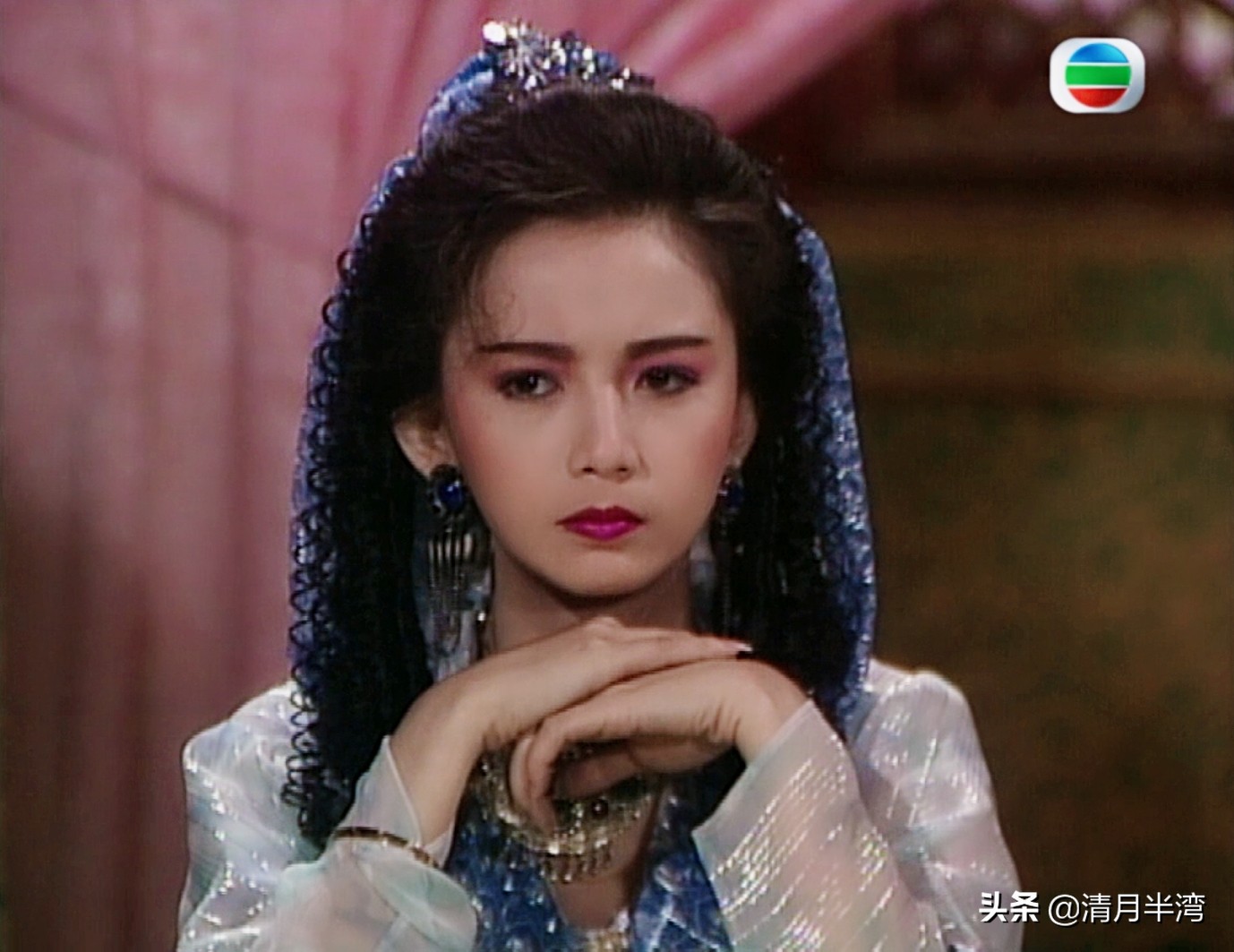 tvb古装剧《龙庭争霸》中,曾华倩是瓦剌国伊兰公主,美丽高贵,机智过人