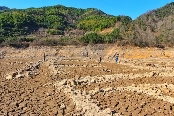 浙江一水库见底，古村重见天日！打卡游客人山人海