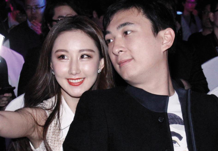 赵露思做客雪梨直播间，两人气质反差大，网红