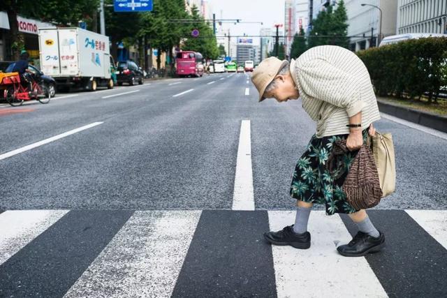 与存款赛跑的日本老人：比起无人送终，老后破产更可怕