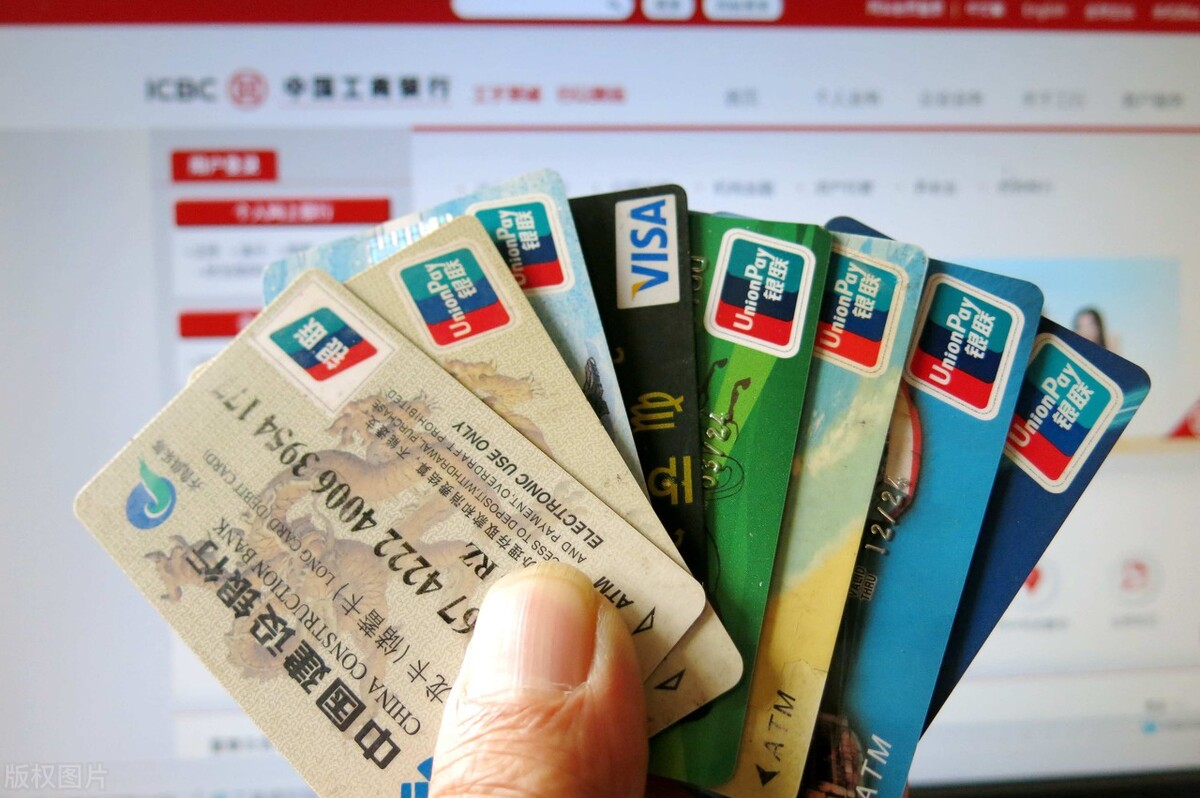 以前办过多张银行卡，数量记不清了，怎么查自己名下有多少张卡？