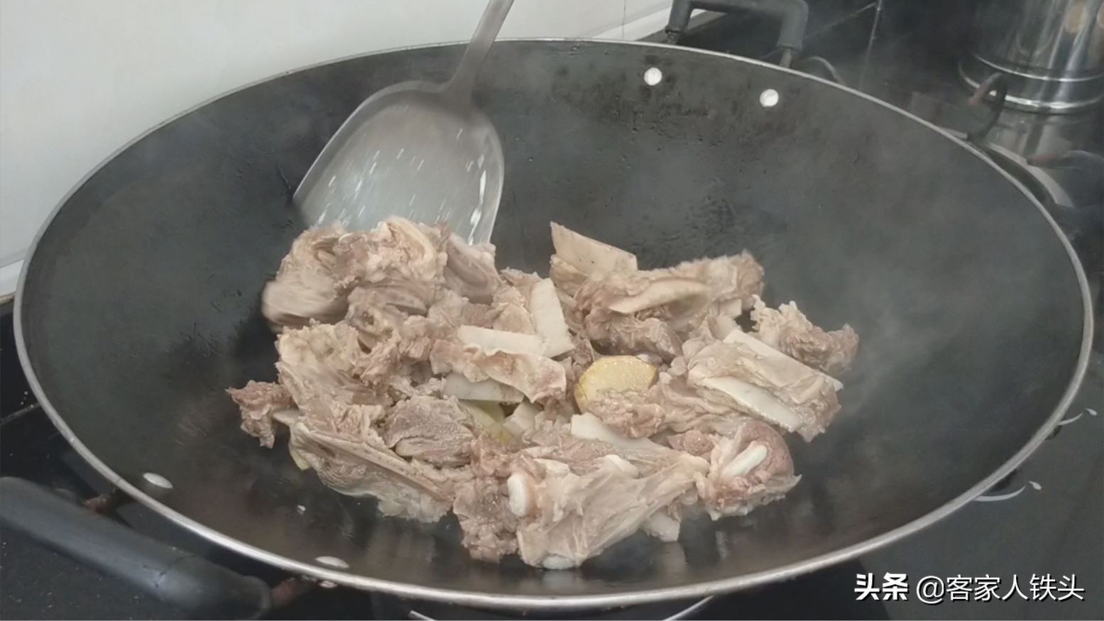 电饭锅做菜也能赛过大厨？教你技巧，新手也能做一锅比饭店香的菜