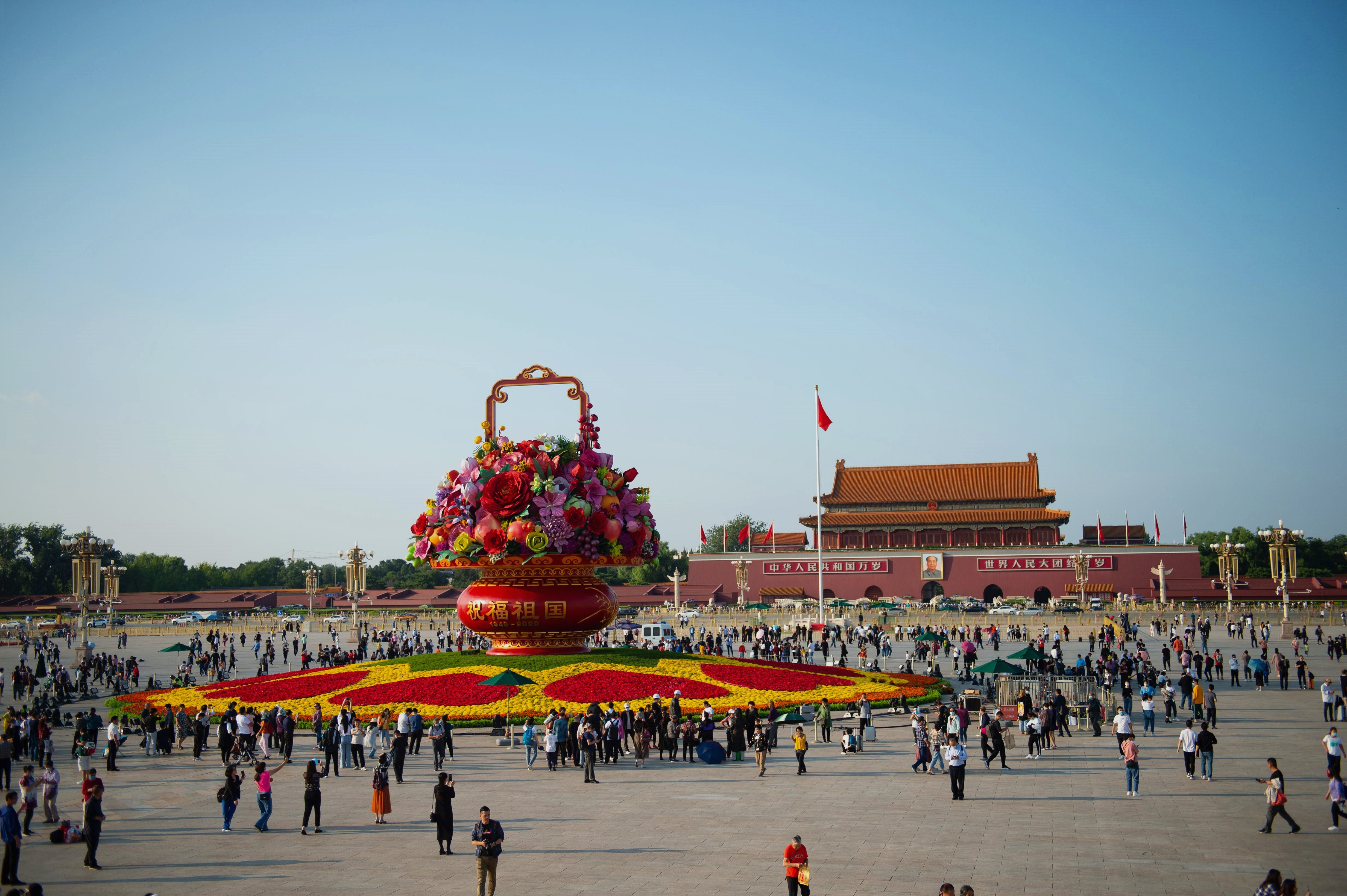 祝福祖国大花篮，首次亮灯天安门广场，背后的含义你要了解