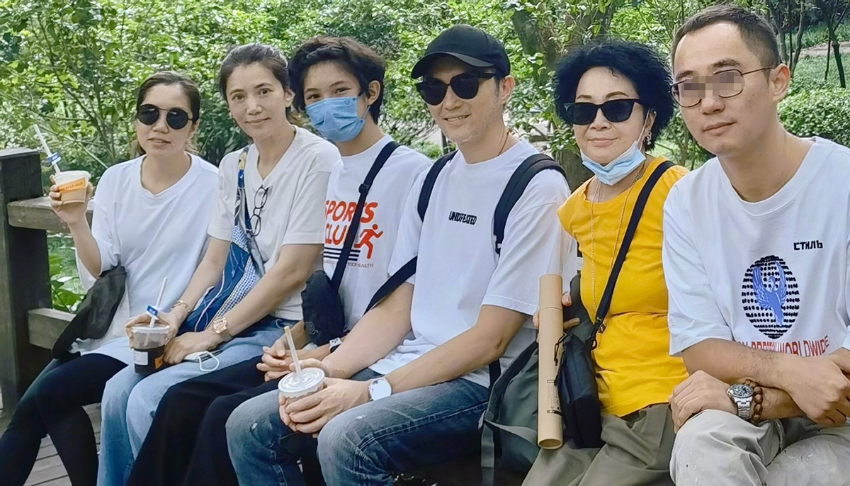 张智霖携家人游普陀山！14岁儿子身高超爸爸，眉眼酷似年轻袁咏仪