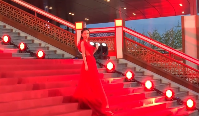 女明星红毯造型千奇百怪，杨颖太俗，梅婷让人