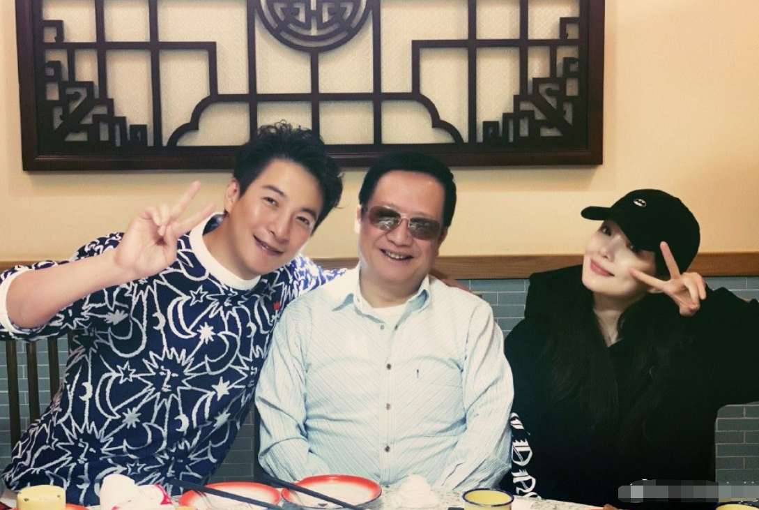 李小璐带“男闺蜜”见家长！两人同框动作亲密