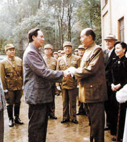 重庆谈判前，为何蒋介石没去机场接毛泽东？因为他咽不下这口气