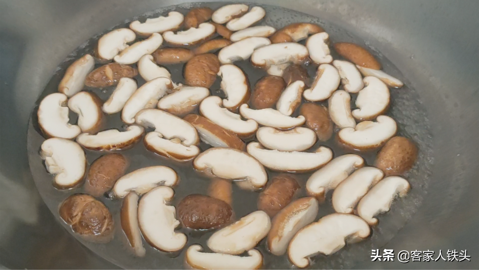 豆腐不要红烧了，加1把香菇这样做，好吃又下饭，大人小孩抢着吃