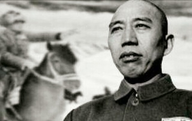 王震上将便衣视察，县长不讲理要抓他，王震如何处理？