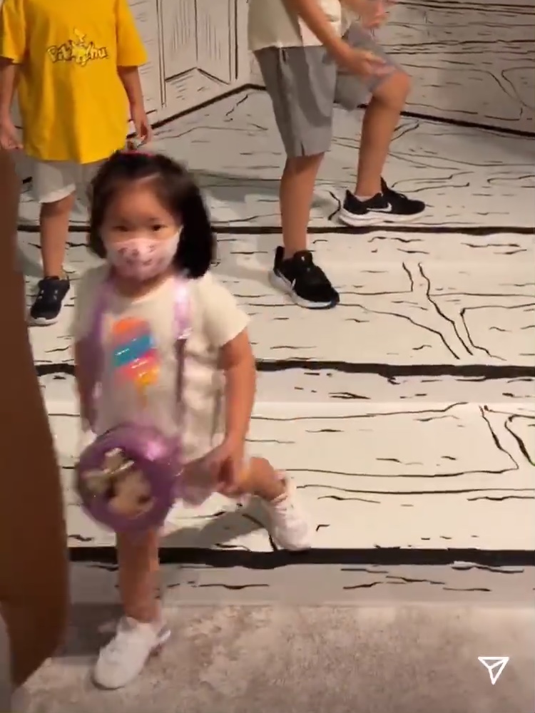 李亚男和女儿看展，全程负责当摄影师，gabby超爱拍照各种摆姿势