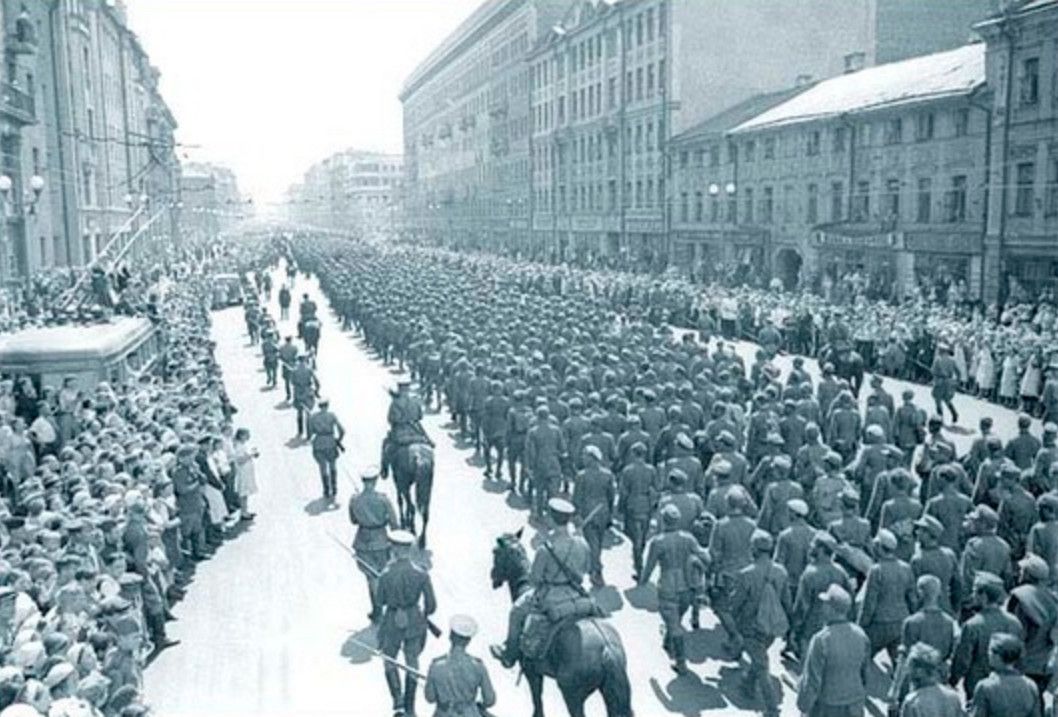 历史上最特殊的一次阅兵式，士兵荷枪实弹，结