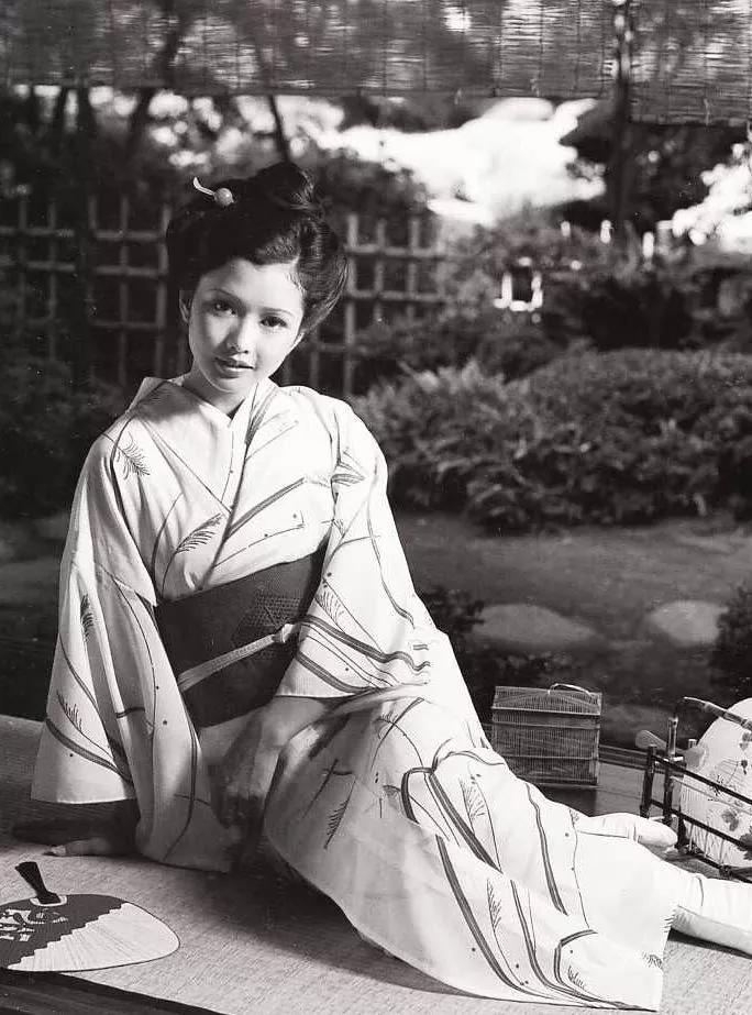 伊豆舞女》(1960)鳄渊晴子1933年生主演了电影大师小津安二郎的《晚春