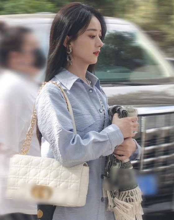 33岁赵丽颖下地干活，直接跪地挖菜太卖力，满面笑容状态佳